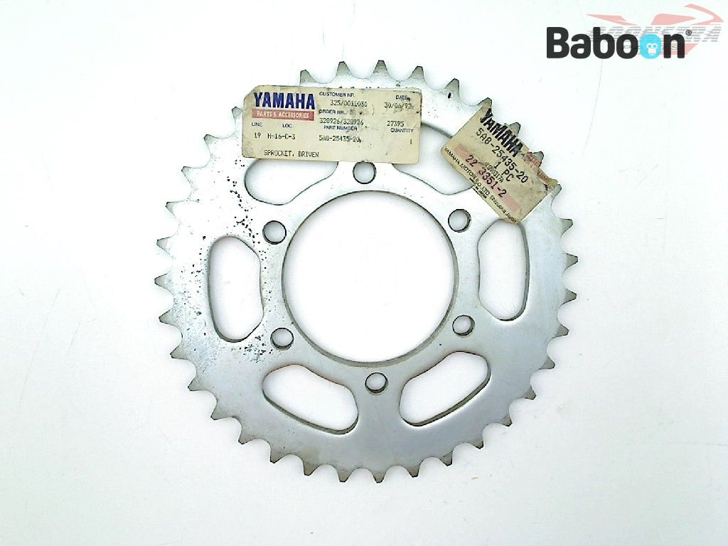 Yamaha XV 920 Virago 1981-1983 (XV920 10L) Roda dentada Rear. New Old Stock (5A8-25435-20)